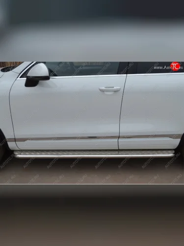 Широкая защита порогов с трубой d42 мм SLITKOFF v2 Volkswagen Touareg  2 NF (2010-2014) дорестайлинг