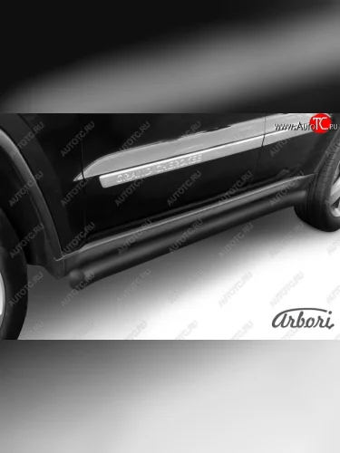 Защита штатных порогов Arbori (черная, d76 mm). Jeep Grand Cherokee WK2 дорестайлинг (2010-2013)
