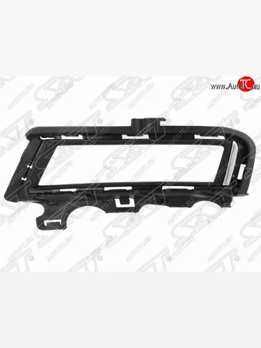 Левая рамка противотуманной фары SAT (с хром полосой) Volkswagen Golf  7 Mk7 (2012-2017) хэтчбэк 5 дв. дорестайлинг
