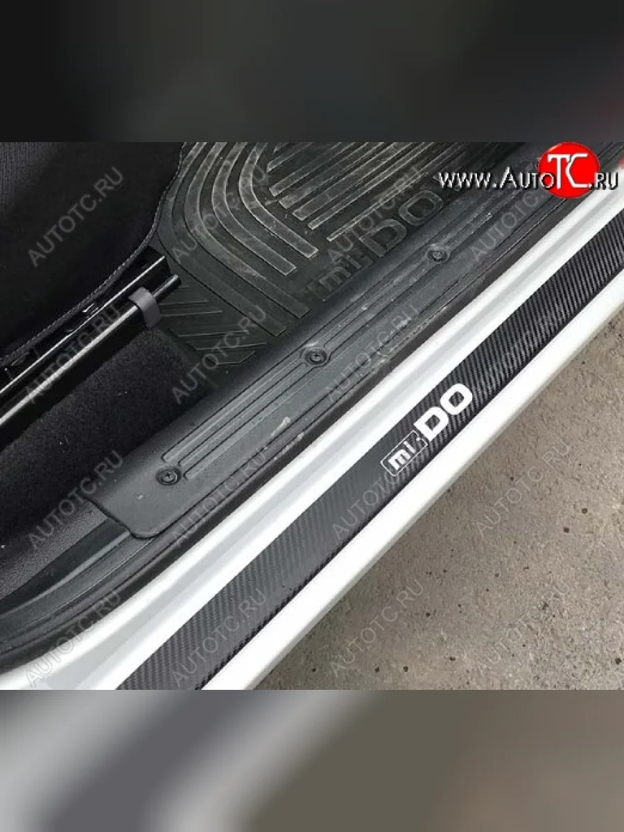 Пороги накладки Russtal Datsun mi-DO хэтчбэк (2014-2021) (Нержавейка с покрытием карбон и надписью)  в Керчи Республика Крым