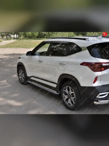 Порожки для ног SLITKOFF (Ø42 мм) (Лист алюминиевый, труба - сталь окрашенная в черный цвет) KIA Seltos (2019-2025)