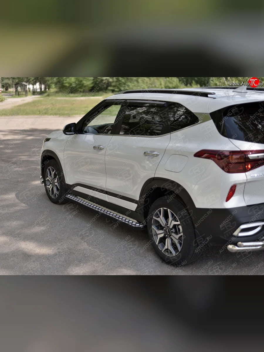 Порожки для ног SLITKOFF (Ø42 мм) KIA Seltos SP2 дорестайлинг (2019-2022) (Лист алюминиевый, труба - сталь окрашенная в черный цвет)  в Самаре Самарской области