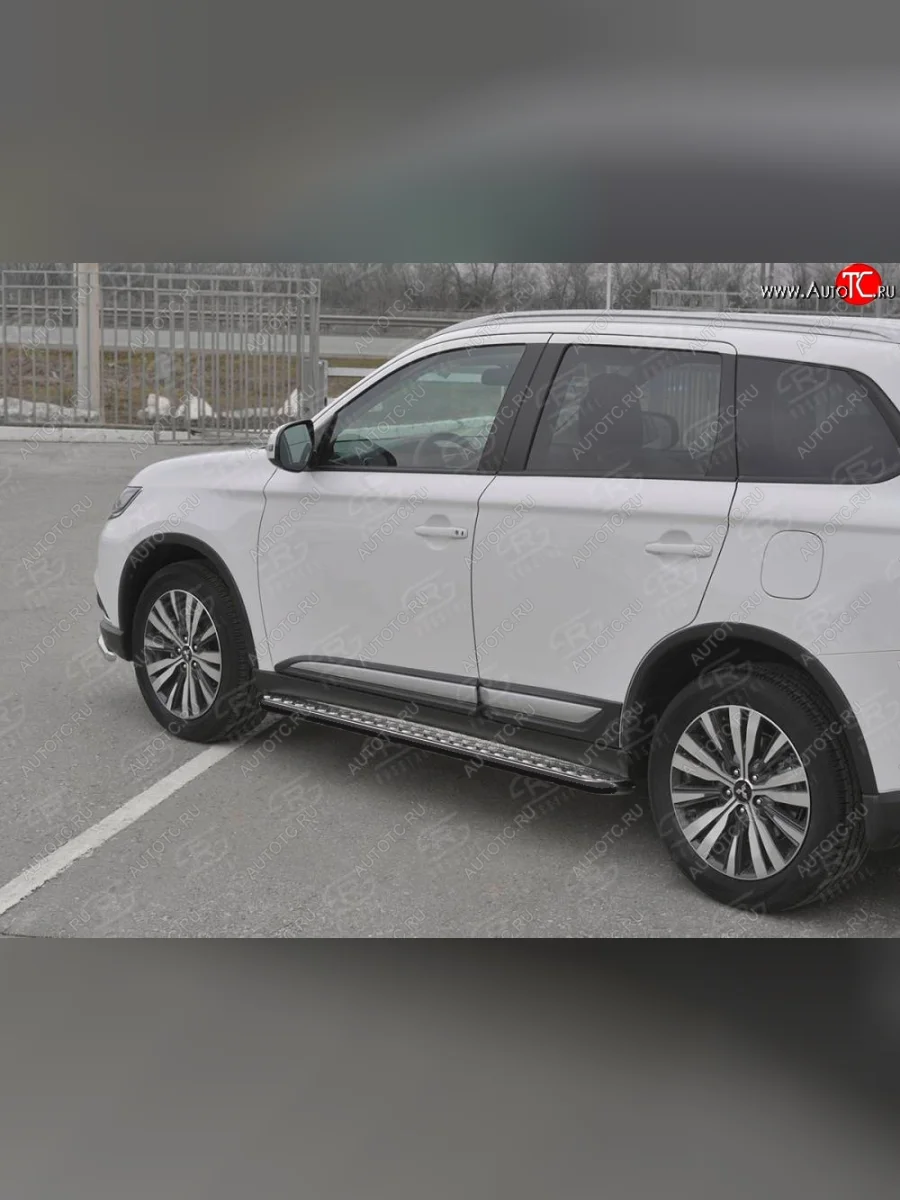 Порожки для ног SLITKOFF (Ø42 мм) Mitsubishi Outlander GF 3-ий рестайлинг (2018-2022) (Лист алюминиевый, труба - сталь окрашенная в черный цвет)  в Самаре Самарской области