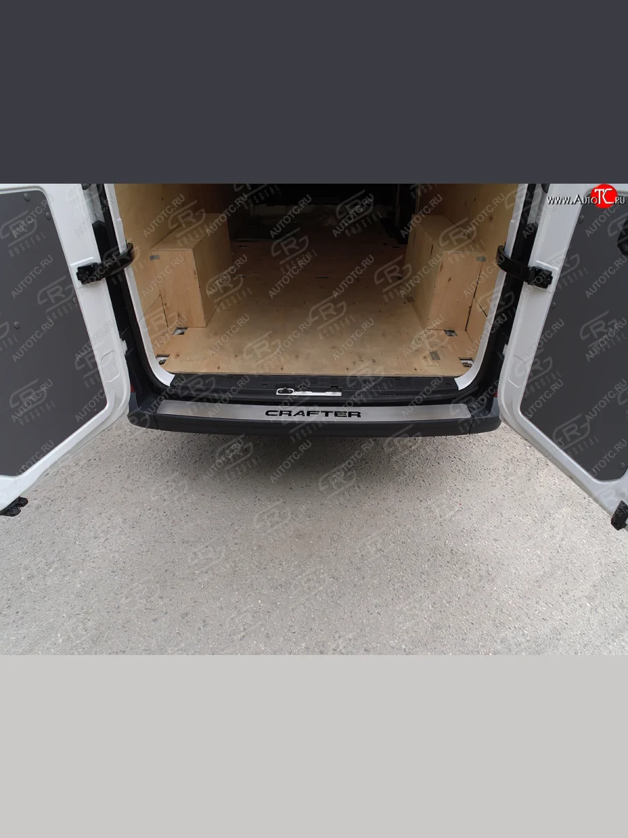 Защитная накладка заднего бампера Russtal Volkswagen Crafter 2 (2017-2025) (Нержавейка шлифованная с надписью)  с доставкой в г. Керчь