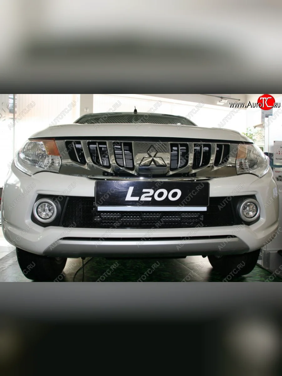 Сетка в бампер внешняя Arbori Mitsubishi L200 5 KK,KL дорестайлинг (2015-2019) (Черная 15 мм)  в Керчи Республика Крым