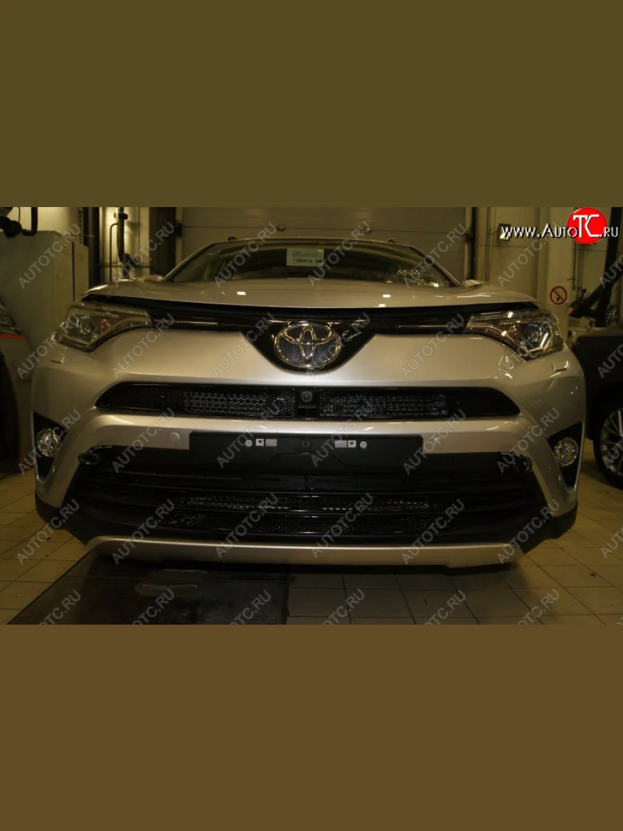Сетка на бампер внешняя Arbori для автомобилей с камерой Toyota RAV4 XA40 5 дв. рестайлинг (2015-2019) (Черная 15 мм)  в Самаре Самарской области