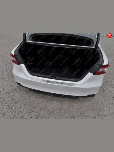 Защитная накладка заднего бампера Russtal (нержавейка шлифованная с надписью) Toyota Camry  XV70 (2017-2021) дорестайлинг