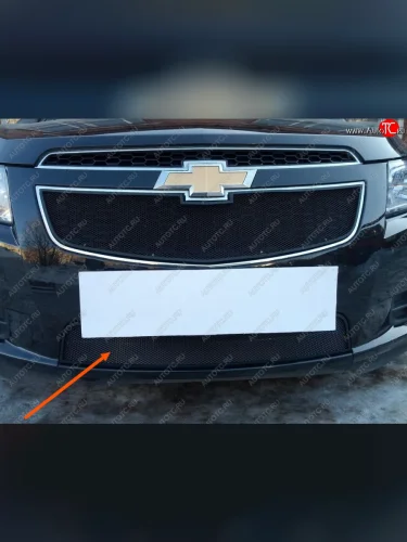 Защитная сетка радиатора в бампер Стрелка 11 Стандарт (алюминий, пластик) (Цвет: черный) Chevrolet Cruze J305 хэтчбек дорестайлинг (2009-2012)