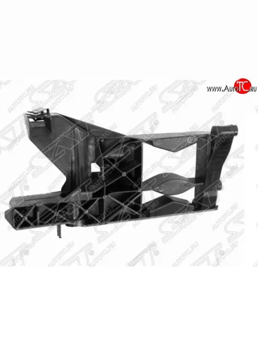 Левый кронштейн крепления фары SAT Audi A6 C7 дорестайлинг, универсал (2010-2014)