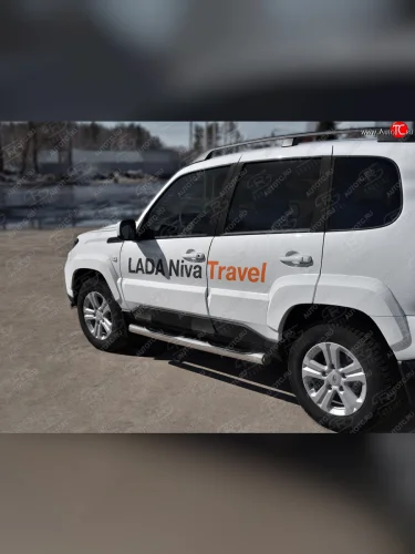 Защита порогов на SLITKOFF (Ø76 мм, нержавейка с накладкой) (С пластиковыми заглушками на торцах) Лада ВАЗ Нива Трэвел (2021-2025) (212300-80)