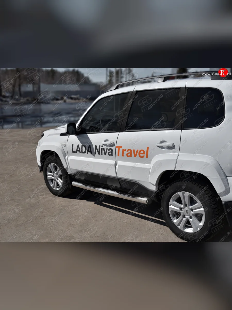 Защита порогов на SLITKOFF (Ø76 мм, нержавейка с накладкой) Лада ВАЗ Нива Трэвел (212300-80) (2021-2025) (С пластиковыми заглушками на торцах)  в Керчи Республика Крым