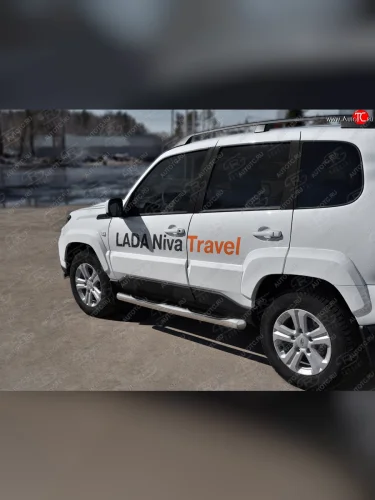 Защита порогов на SLITKOFF (Ø76 мм, нержавейка с накладкой) (С круглыми торцами) Лада ВАЗ Нива Трэвел (2021-2025) (212300-80)