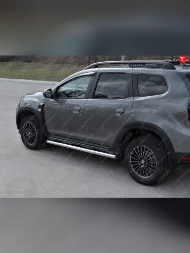 Защита порогов (Ø63 мм, нержавейка) SLITKOFF (с пластиковыми заглушками на торцах, полированная нержавейка) Renault Duster HM рестайлинг (2021-2024)