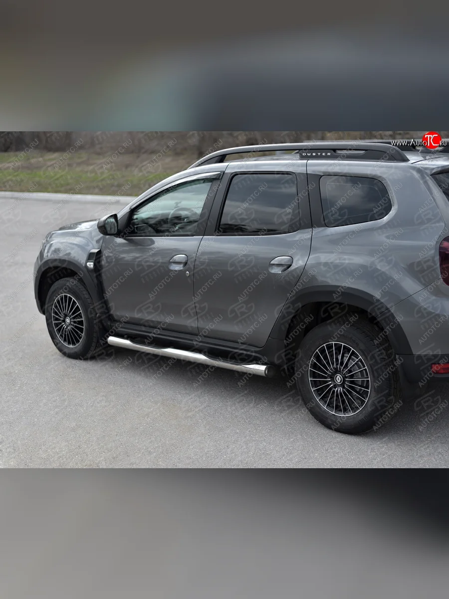 Защита порогов (Ø76 мм, с проступью) SLITKOFF Renault Duster HM рестайлинг (2021-2024) (с пластиковыми заглушками на торцах, полированная нержавейка)  с доставкой в г. Керчь