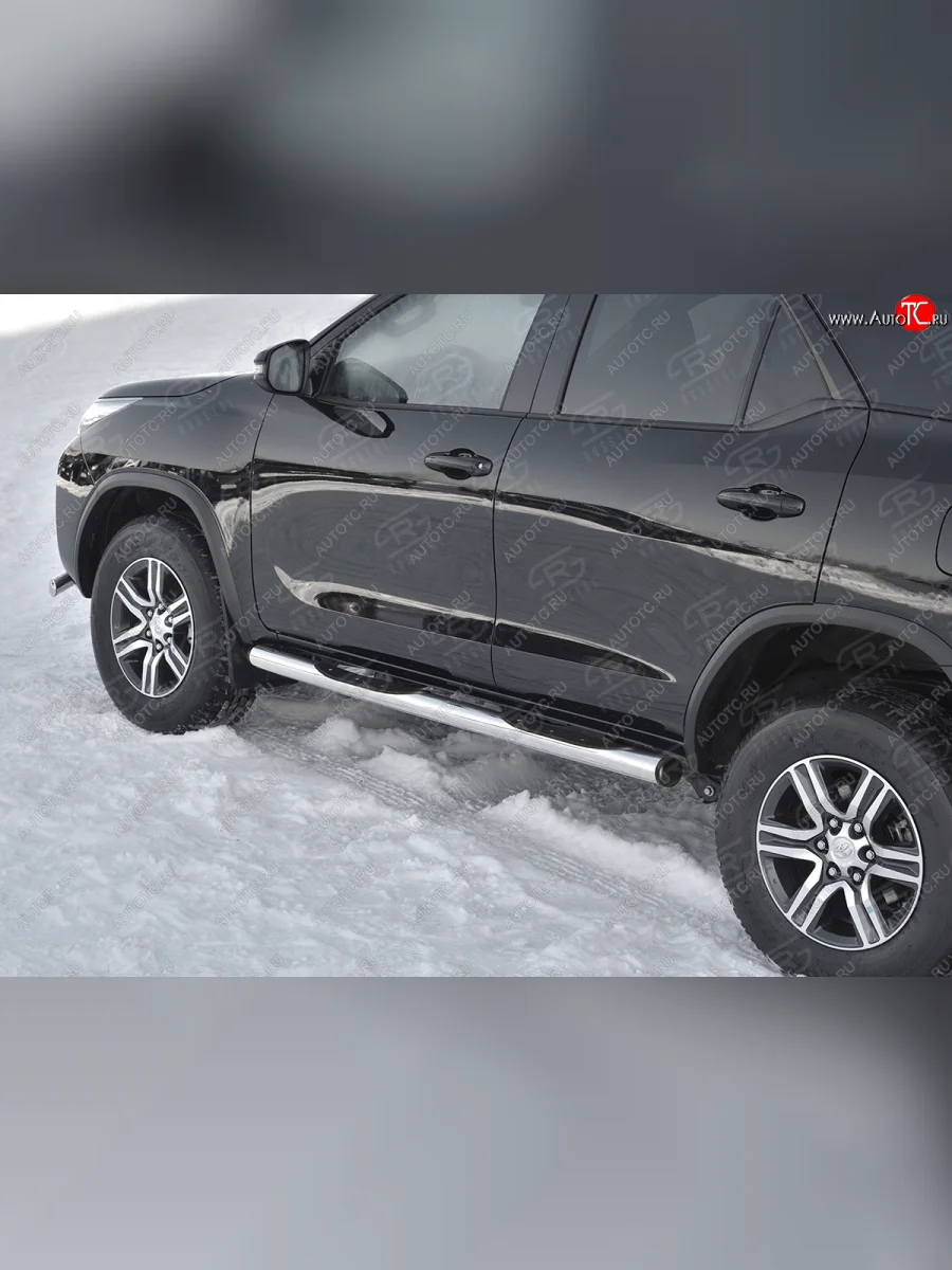 Защита порогов (Ø76 мм, с проступью) SLITKOFF Toyota Fortuner AN160 рестайлинг (2020-2025) (торцы с пластиковыми заглушками, полированная нержавейка)  в Керчи Республика Крым