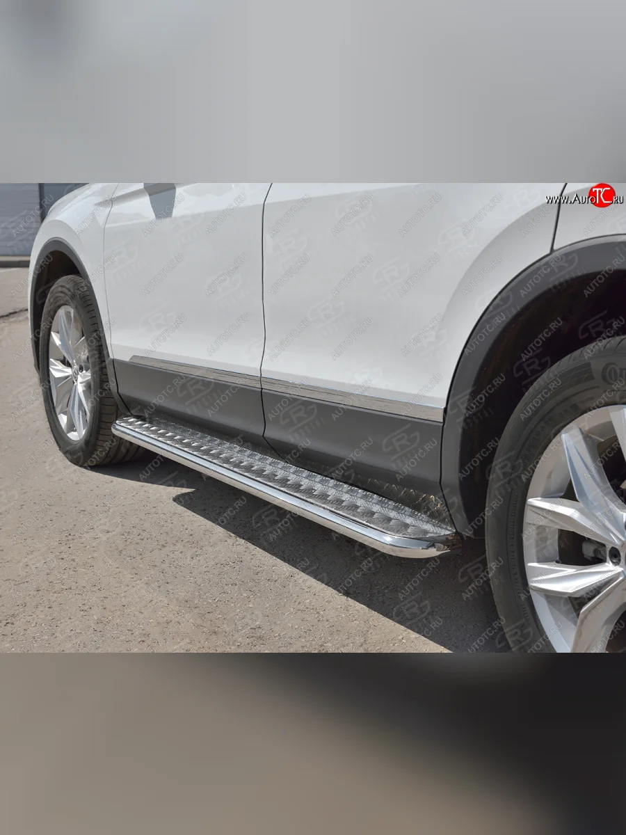Порожки для ног SLITKOFF (Ø42 мм, NOT R-LINE)  Volkswagen Tiguan (2020-2022) Mk2 (Лист - нержавейка, профиль - нержавейка)  в Воронеже Воронежской области