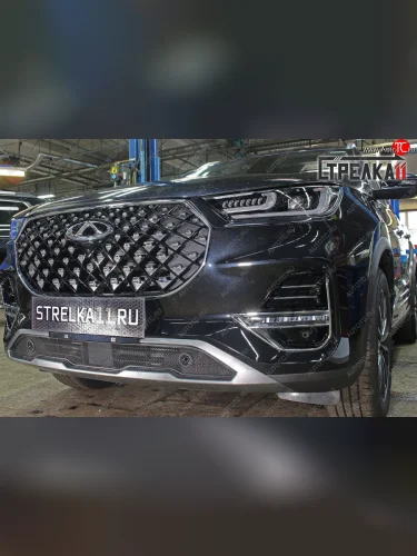 Защитная сетка радиатора в бампер (ячейка 3х7 мм, с парктроником) Стрелка 11 Стандарт (черная) Chery Tiggo 8 PRO (2021-2025)