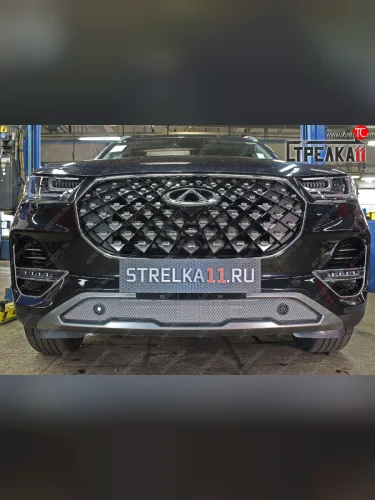 Защитная сетка радиатора в бампер (ячейка 3х7 мм, с парктроником) Стрелка 11 Стандарт (хром) Chery Tiggo 8 PRO (2021-2025)