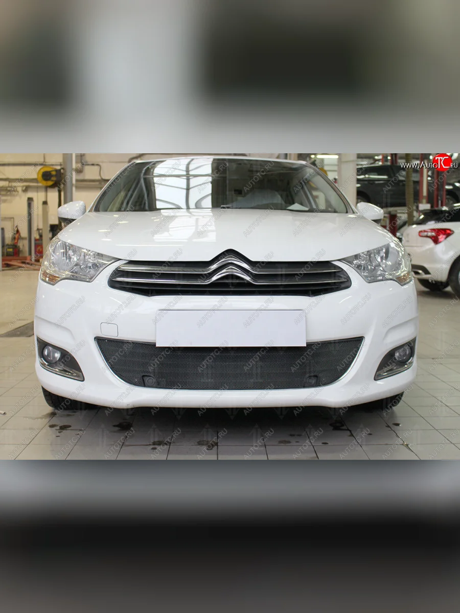 Защитная сетка радиатора в бампер (ячейка 3х7 мм, с парктроником) Стрелка 11 Стандарт CITROEN C4 B7 хэтчбэк 5 дв. (2011-2018) (черная)  с доставкой в г. Керчь