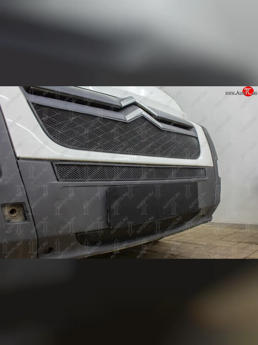 Защитная сетка радиатора в бампер (ячейка 3х7 мм, верх) Стрелка 11 Стандарт CITROEN Jumper 250 (2006-2014) (черная)  в Самаре Самарской области