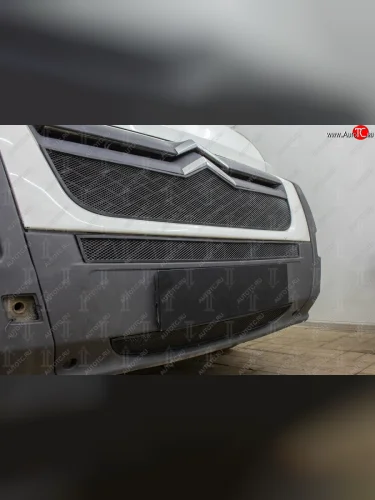 Защитная сетка радиатора в бампер (ячейка 3х7 мм, середина) Стрелка 11 Стандарт (черная) CITROEN Jumper 250 (2006-2014)