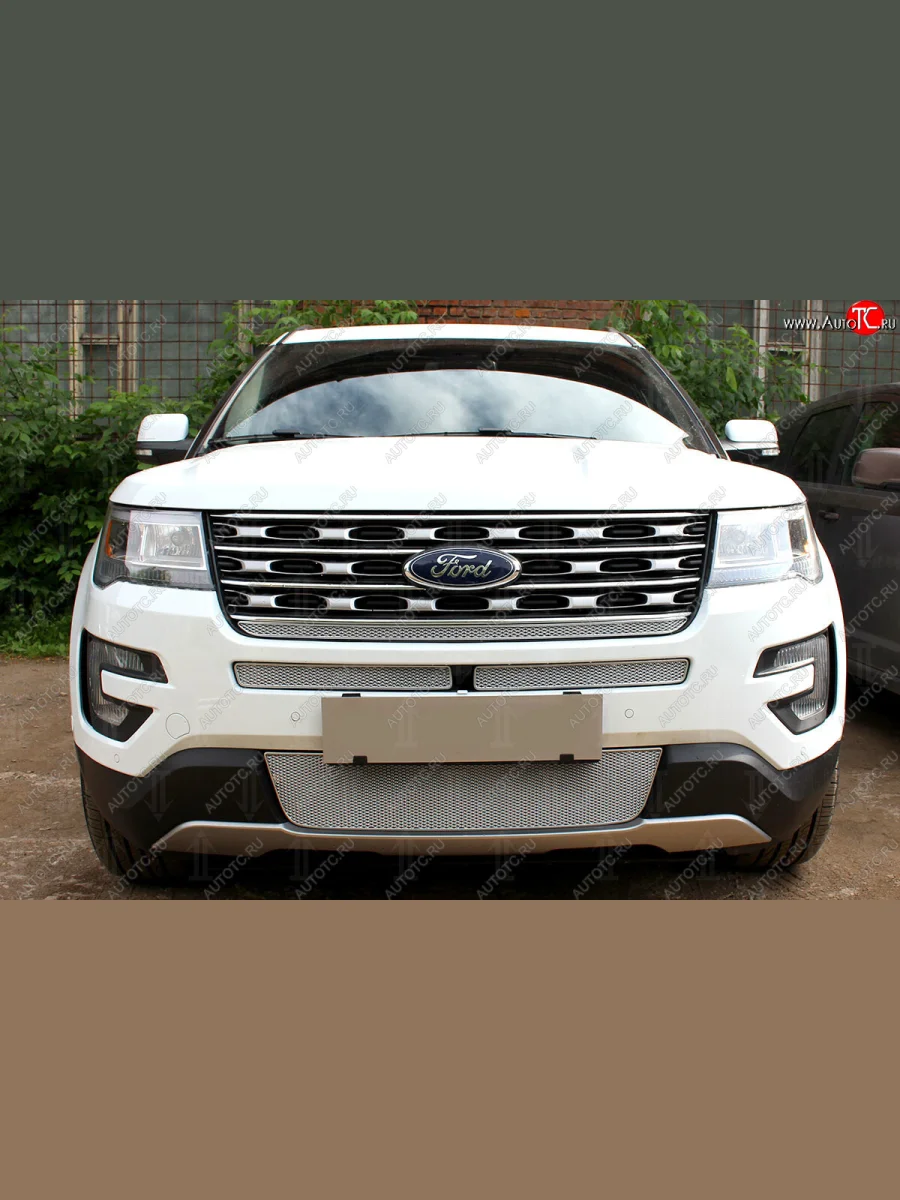 Защитная сетка радиатора в бампер (ячейка 4х10 мм, середина, под камеру) Стрелка11 Премиум Ford Explorer U502 1-ый рестайлинг, 5 дв. (2015-2018) (хром)  в Перми Пермском крае
