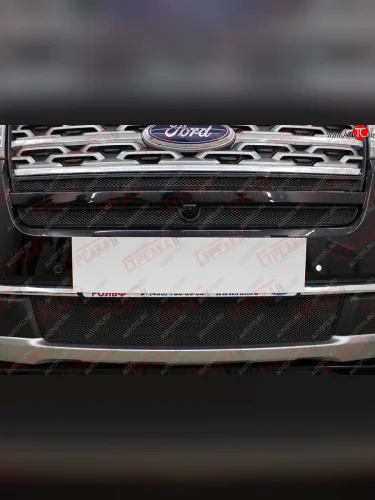 Защитная сетка радиатора в бампер (ячейка 3х7 мм, верх 2 части, под камеру) Стрелка11 Стандарт (черная) Ford Explorer U502 2-ой рестайлинг, 5 дв. (2017-2019)