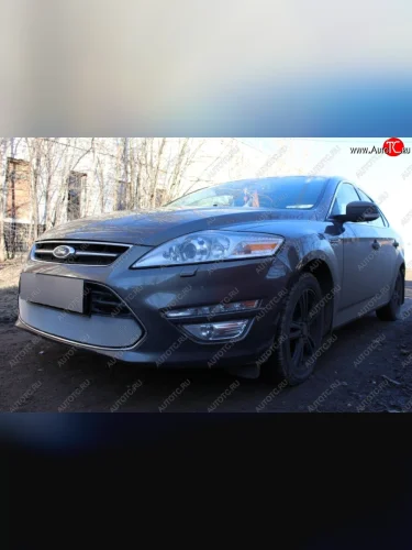 Защитная сетка радиатора в бампер (ячейка 3х7 мм, под парктроник) Стрелка11 Стандарт (хром) Ford Mondeo Mk4,DG рестайлинг, универсал (2010-2014)