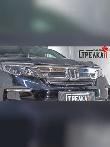 Защитная сетка радиатора в бампер (ячейка 3х7 мм, верх 2 части) Стрелка11 Стандарт (черная) Honda Pilot YF6 рестайлинг (2018-2021)