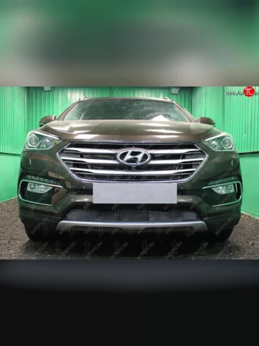 Защитная сетка радиатора в бампер (ячейка 3х7 мм, под датчик ACC, 2 части) Стрелка11 Стандарт (черная) Hyundai Santa Fe DM рестайлинг (2015-2019)