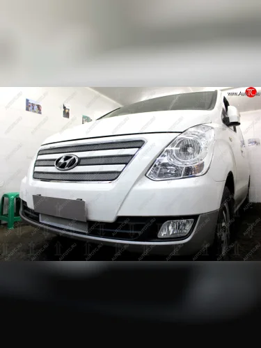 Защитная сетка радиатора в бампер (ячейка 3х7 мм, верх, 4 части) Стрелка11 Стандарт (хром) Hyundai Starex/Grand Starex/H1 TQ рестайлинг (2014-2018)