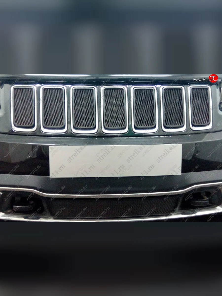 Защитная сетка в решетку радиатора (ячейка 3х7 мм, 7 частей, Laredo, Limited) Стрелка11 Стандарт Jeep Grand Cherokee WK2 1-ый рестайлинг (2013-2018) (черная, без зимней заглушки)  в Керчи Республика Крым