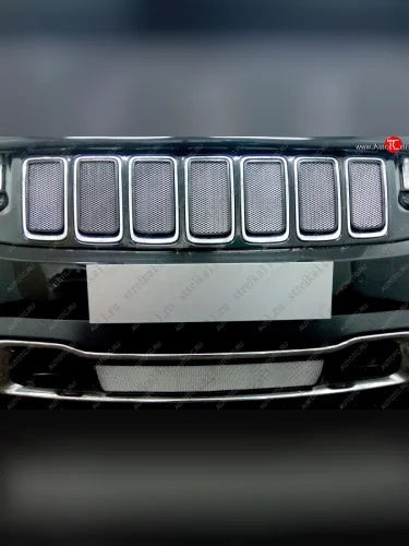 Защитная сетка радиатора в бампер (ячейка 3х7 мм, кроме SRT8) Стрелка11 Стандарт (хром) Jeep Grand Cherokee WK2 1-ый рестайлинг (2013-2018)