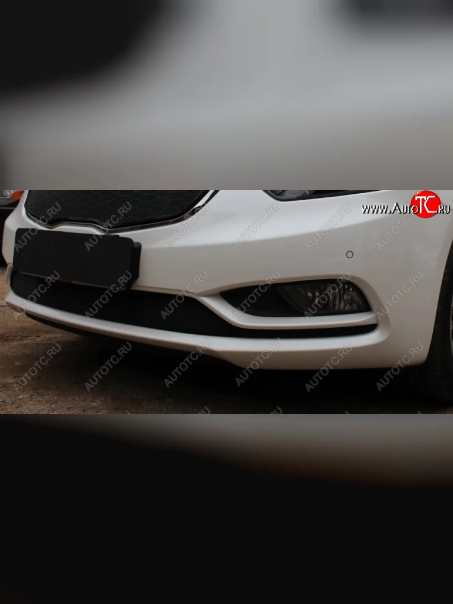 Защитная сетка радиатора в бампер (ячейка 3х7 мм) Стрелка11 Стандарт KIA Cerato 3 YD дорестайлинг седан (2013-2016) (черная)  в Керчи Республика Крым