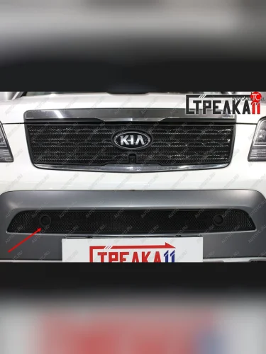 Защитная сетка радиатора в бампер (ячейка 3х7 мм, низ, под парктроники) Стрелка11 Стандарт (черная) KIA Mohave HM рестайлинг (2017-2020)