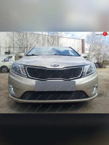 Защитная сетка радиатора в бампер (ячейка 3х7 мм) Стрелка11 Стандарт (черная) KIA Rio 3 QB дорестайлинг седан (2011-2015)