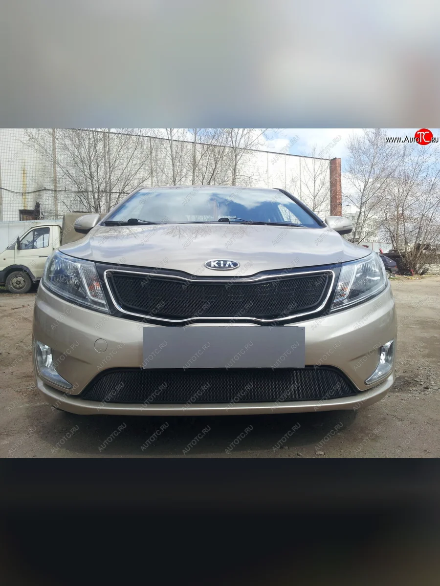 Защитная сетка радиатора в бампер (ячейка 3х7 мм) Стрелка11 Стандарт KIA Rio 3 QB дорестайлинг седан (2011-2015) (черная)  в Керчи Республика Крым