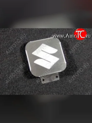 Заглушка на фаркоп с логотипом Suzuki (на фаркопы TCC, нержавеющая сталь) TCC Suzuki Jimny JB23/JB43 2-ой рестайлинг (2012-2018)