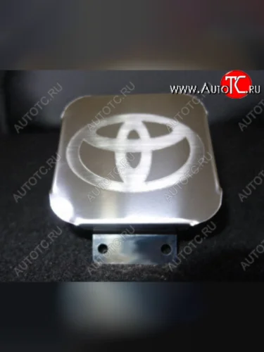 Заглушка на фаркоп с логотипом Toyota (на фаркопы TCC, нержавеющая сталь) TCC Toyota Highlander XU50 рестайлинг (2016-2020)