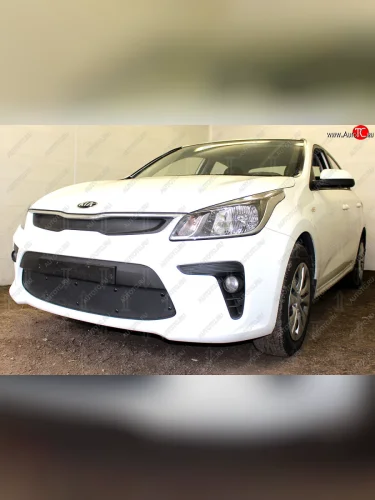 Защитная сетка в бампер (верх, заглушка без сот) Alfeco Стандарт (Чёрная) KIA Rio 4 FB дорестайлинг седан (2016-2020)