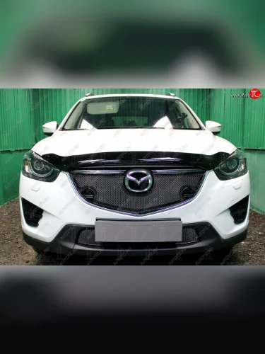 Защитная сетка в бампер (верх, с парктроником, ячейка 4х10 мм) Alfeco Премиум (Чёрная) Mazda CX-5 KE рестайлинг (2015-2017)