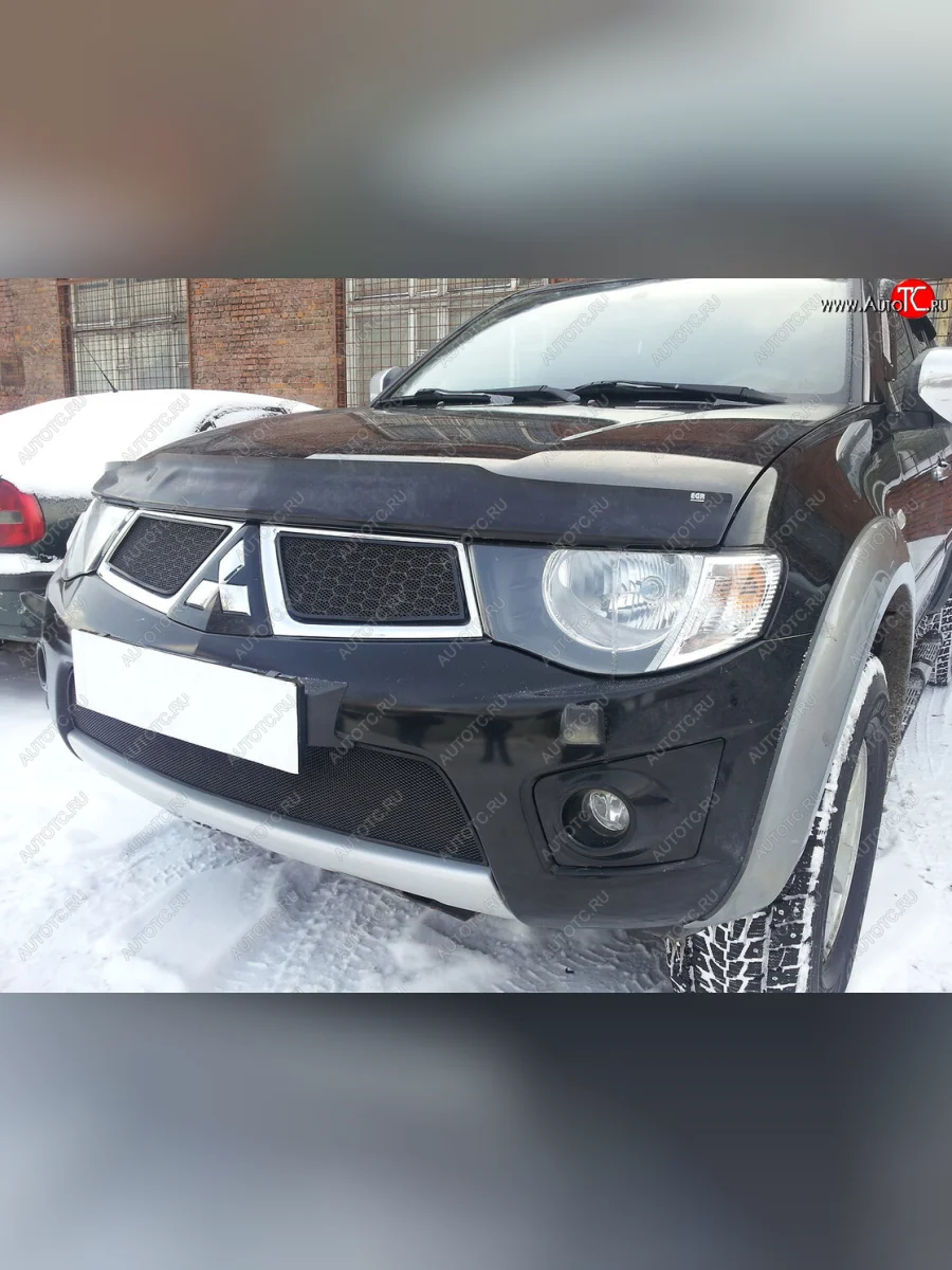Защитная сетка в бампер (верх, 2 части, ячейка 3х7 мм) Alfeco Стандарт Mitsubishi L200 4  дорестайлинг (2006-2014) (Чёрная)  в Перми Пермском крае