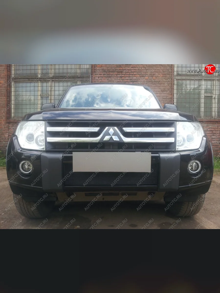 Защитная сетка в бампер (низ, ячейка 3х7 мм) Стрелка11 Стандарт Mitsubishi Pajero 4 V80 дорестайлинг (2006-2011) (Чёрная)  в Самаре Самарской области