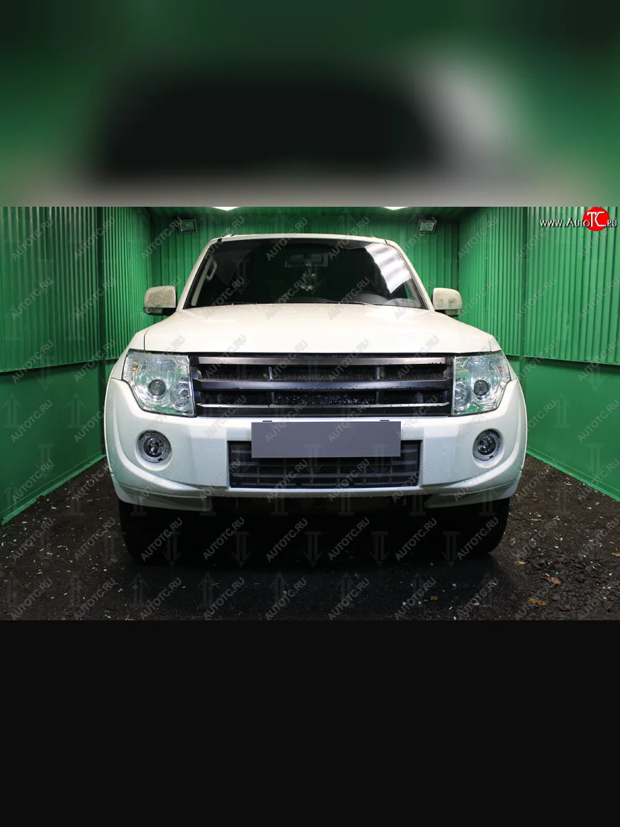 Защитная сетка в бампер (низ, ячейка 3х7 мм) Стрелка11 Стандарт  Mitsubishi Pajero (2011-2015) 4 V90, 4 V80 (Чёрная)  в Воронеже Воронежской области