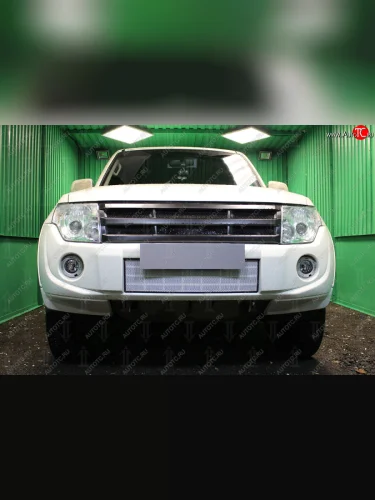 Защитная сетка в бампер (низ, ячейка 3х7 мм) Стрелка11 Стандарт (Хром) Mitsubishi Pajero ( 4 V90,  4 V80) (2011-2015) 1-ый рестайлинг, 3 дв. 1-ый рестайлинг