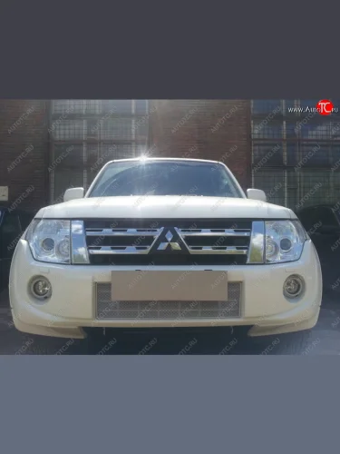 Защитная сетка в бампер (низ, ячейка 3х7 мм) Стрелка11 Премиум (Хром) Mitsubishi Pajero ( 4 V90,  4 V80) (2011-2015) 1-ый рестайлинг, 3 дв. 1-ый рестайлинг