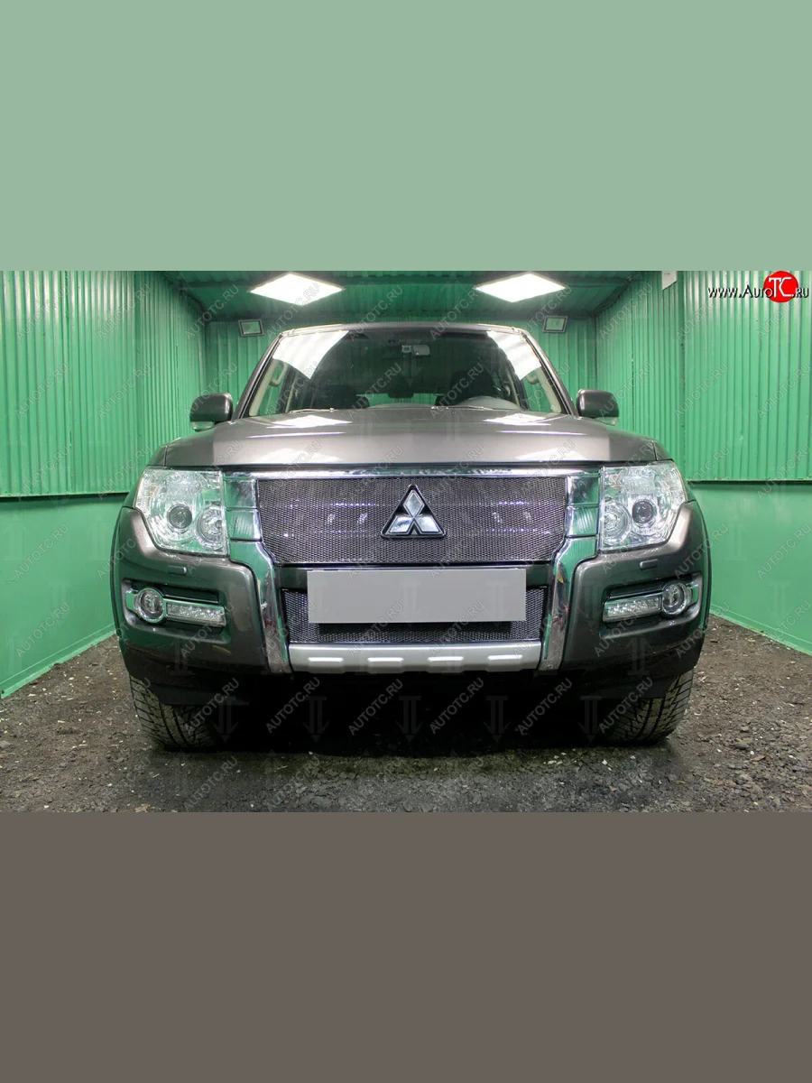 Защитная сетка в бампер (верх, ячейка 4х10 мм) Стрелка11 Премиум Mitsubishi Pajero 4 V90 2-ой рестайлинг (2014-2020) (Чёрная)  в Воронеже Воронежской области