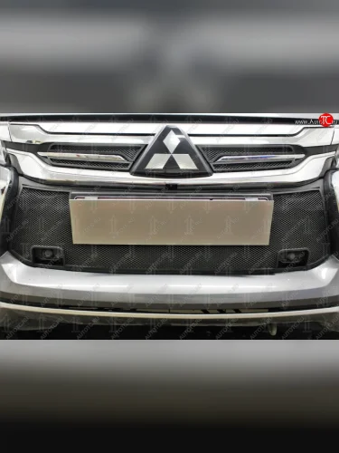 Защитная сетка в бампер (верх, ячейка 3х7 мм) Стрелка11 Премиум (Чёрная) Mitsubishi Pajero Sport QE дорестайлинг (2015-2021)
