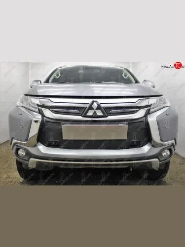 Защитная сетка в бампер (низ, с парктроником, ячейка 3х7 мм) Стрелка11 Стандарт (Чёрная) Mitsubishi Pajero Sport QE дорестайлинг (2015-2021)