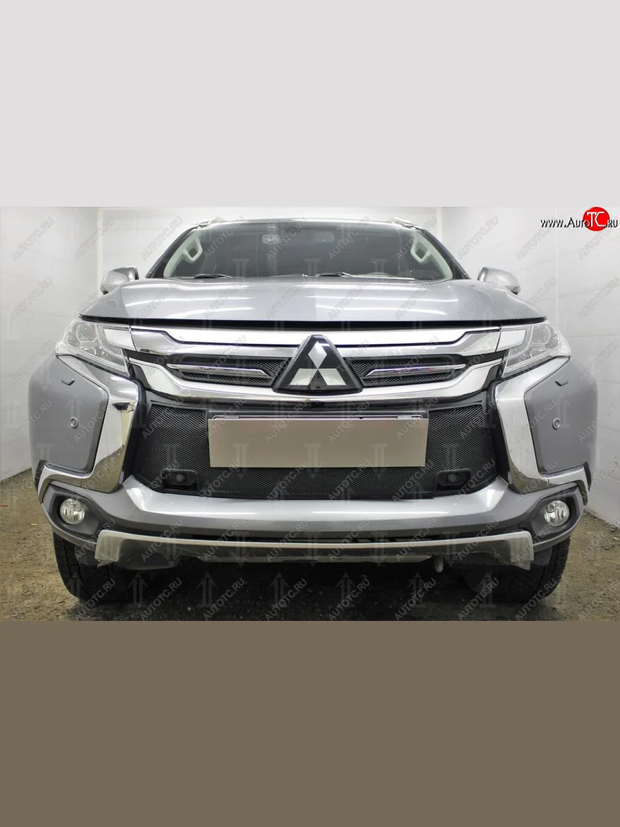 Защитная сетка в бампер (низ, с парктроником, ячейка 3х7 мм) Стрелка11 Стандарт Mitsubishi Pajero Sport QE дорестайлинг (2015-2021) (Чёрная)  в Самаре Самарской области